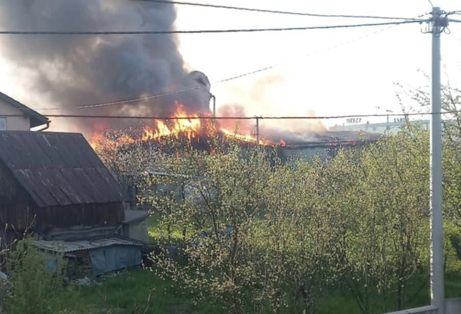 Veliki požar na firmi u Živinicama, na terenu tri jedinice vatrogasaca